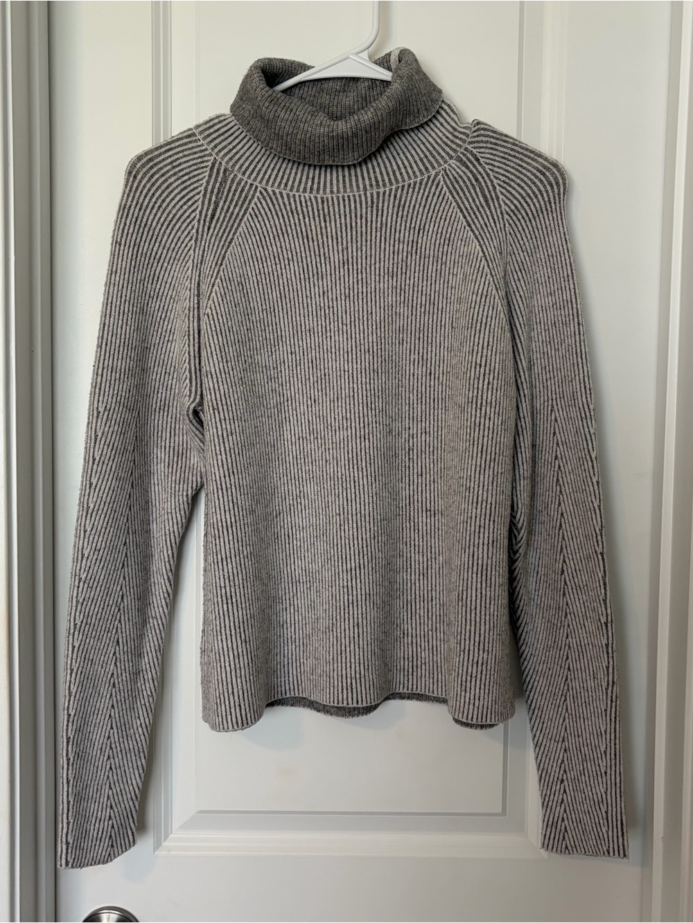 Cyrus- Turtleneck Ribbed Sweater - Gray
Size M